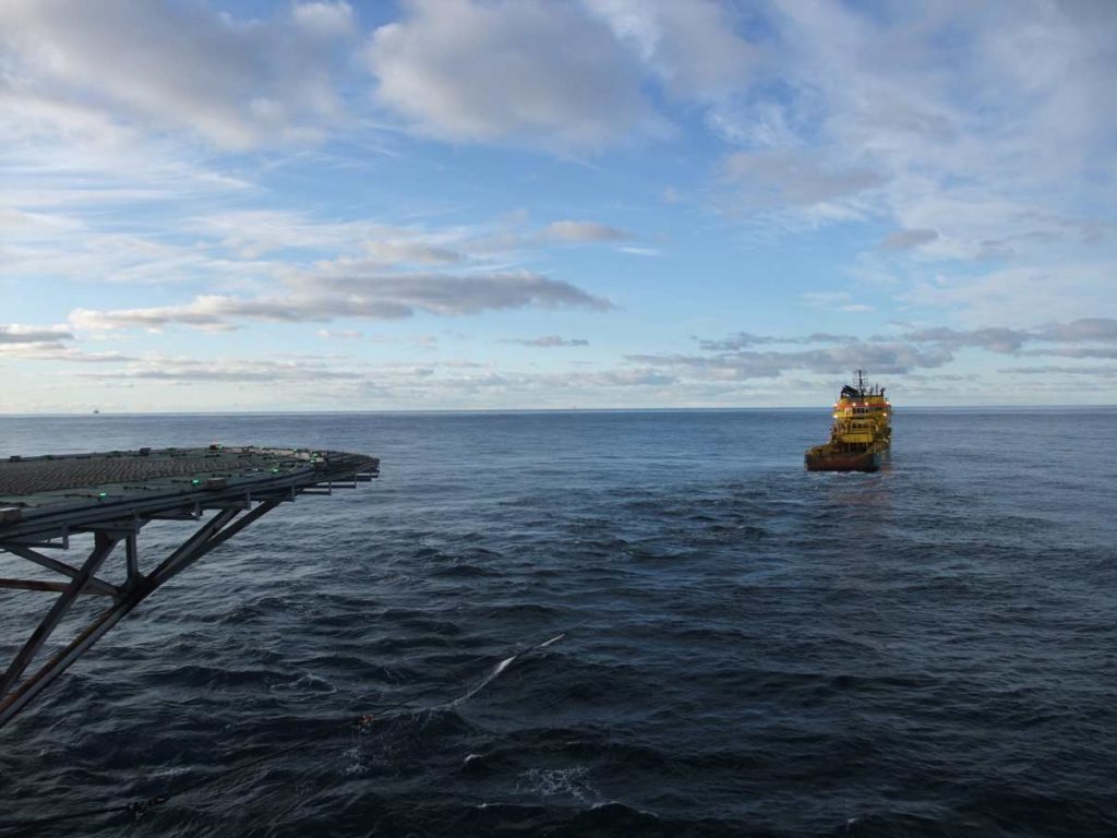 Drilling-rig on tow. © OSC 2010